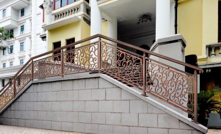 襄樊陽臺鋁合金護(hù)欄定制-安誠護(hù)欄廠家